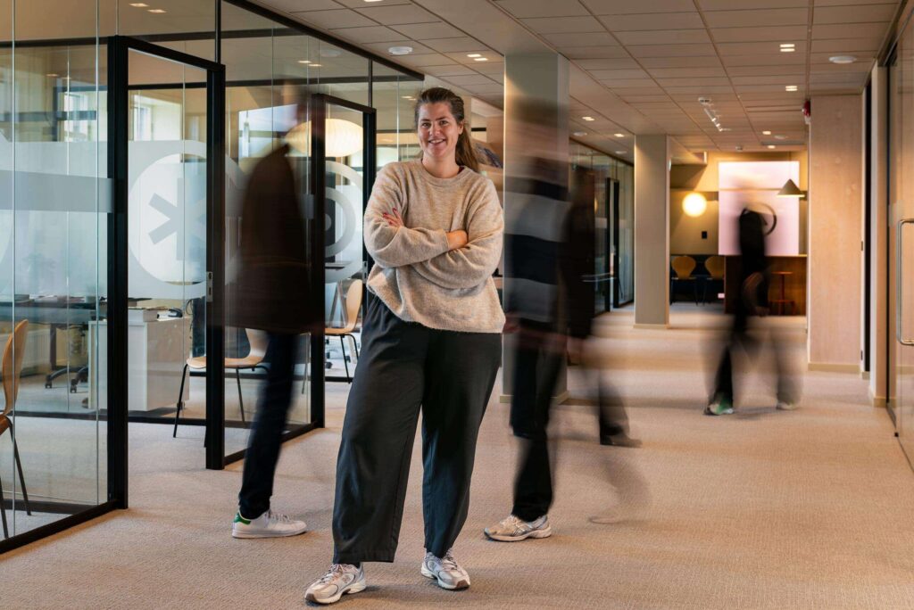 Travle mennesker i gangen på en arbeidsplass med kontorlandskap